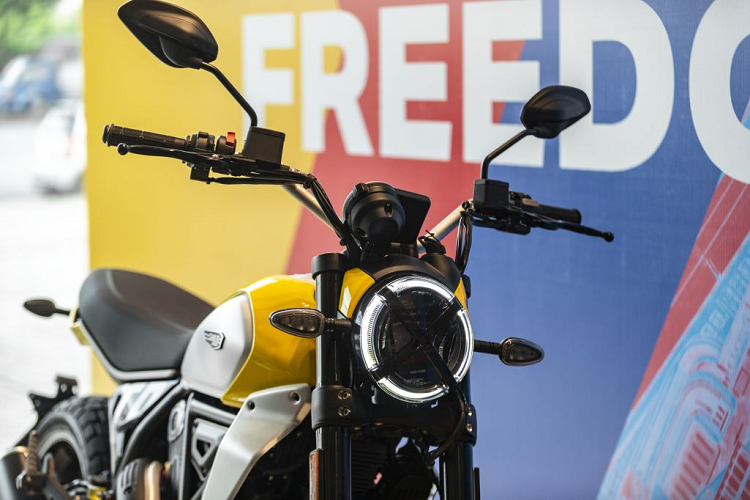 Ducati Scrambler®, ở các mẫu Icon và Full Throttle, được trang bị tiêu chuẩn la-zăng nhôm 14 chấu mới. Thay vào đó, NightShift sử dụng bánh xe nan hoa. Mặt trước 3,00” x 18” và 5,50” x 17” vành sau được thiết kế nhẹ và có lốp Pirelli MT60 RS 110/80 ZR18 ở phía trước và 180/55 ZR17 ở phía sau.