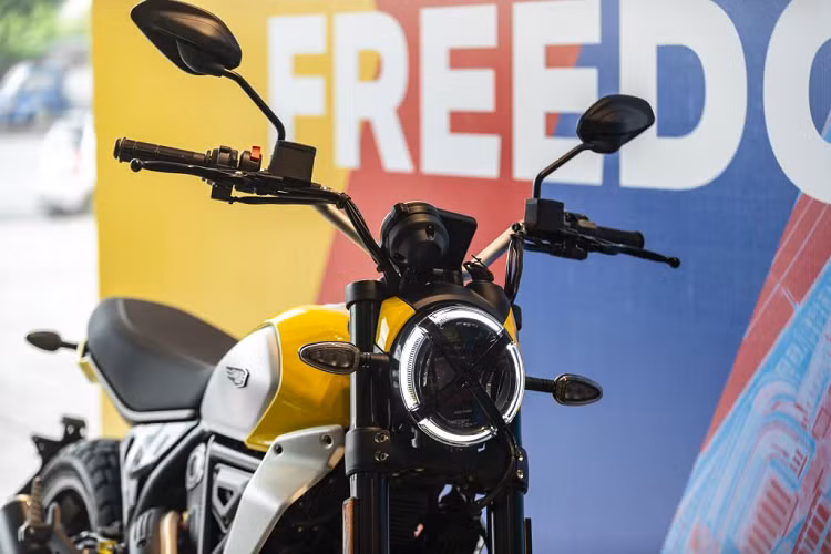 Ducati Scrambler®, ở các mẫu Icon và Full Throttle, được trang bị tiêu chuẩn la-zăng nhôm 14 chấu mới. Thay vào đó, NightShift sử dụng bánh xe nan hoa. Mặt trước 3,00” x 18” và 5,50” x 17” vành sau được thiết kế nhẹ và có lốp Pirelli MT60 RS 110/80 ZR18 ở phía trước và 180/55 ZR17 ở phía sau.