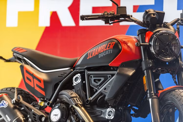 Bình xăng thép đã được thiết kế lại, cùng với tấm chắn bùn và các chi tiết trên đèn pha, mang lại màu sắc mới cho xe và cho phép chủ sở hữu tùy chỉnh dễ dàng, nhanh chóng. Vỏ nhôm anodized trang nhã bên dưới bình xăng hoàn thiện thiết kế mới của mặt trước.