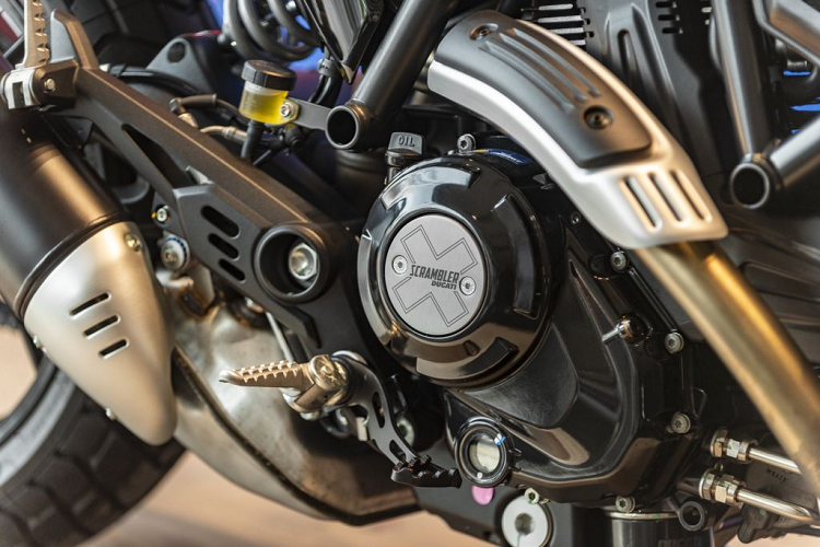 Động cơ Desmodue vốn luôn là điểm đặc biệt của Ducati Scrambler đã được tinh chỉnh,giúp nó nhẹ hơn khoảng 2,5 kg so với thế hệ trước và giờ đây được trang bị bộ ly hợp tám đĩa mới với lực cắt nhẹ nhàng hơn.
