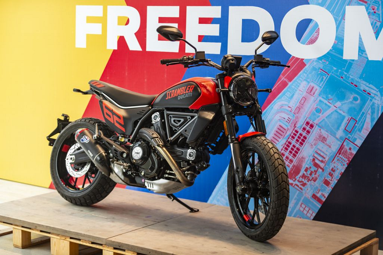 Ducati Scrambler mới giữ nguyên thiết kế mang tính biểu tượng của mình trong khi phát triển thêm các yếu tố đặc biệt trong điều kiện xã hội hiện đại ngày nay. DRL (Đèn chạy ban ngày), có thể nhận ra ngay từ xa nhờ cụm đèn trước hình tròn được phân ra 4 khu vực (đặc điểm của gia đình Ducati Scrambler), thon gọn và trở nên sắc nét hơn với một đường cắt hiện đại và sang trọng.