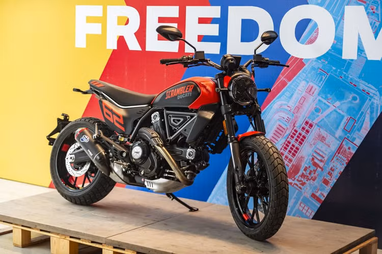 Ducati Scrambler mới giữ nguyên thiết kế mang tính biểu tượng của mình trong khi phát triển thêm các yếu tố đặc biệt trong điều kiện xã hội hiện đại ngày nay. DRL (Đèn chạy ban ngày), có thể nhận ra ngay từ xa nhờ cụm đèn trước hình tròn được phân ra 4 khu vực (đặc điểm của gia đình Ducati Scrambler), thon gọn và trở nên sắc nét hơn với một đường cắt hiện đại và sang trọng.