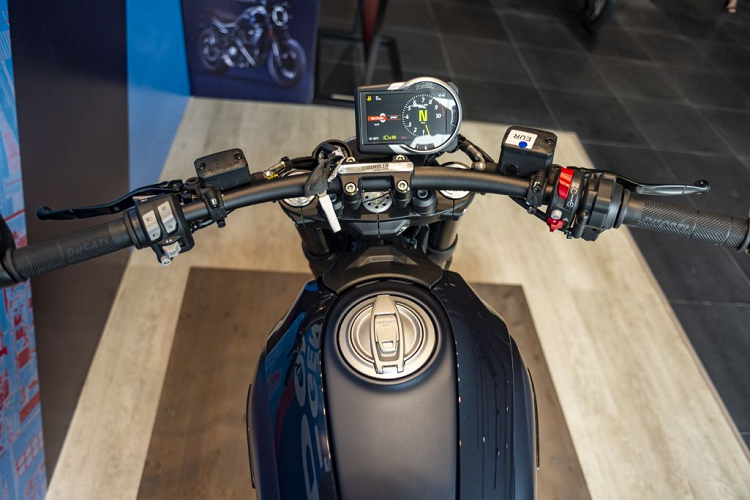 Khung sườn hoàn toàn mới và góp phần quan trọng vào việc giảm trọng lượng tổng thể của xe. Khung lưới mắt cáo đã được tinh gọn và giảm nhẹ trọng lượng hơn. Gắp sau mới kết hợp với giảm xóc được bố trí lại về phía trung tâm của chiếc xe. Động cơ cũng đã trải qua một số nâng cấp giúp giảm trọng lượng. Cuối cùng, để tạo cảm giác thể thao hơn, khung sườn phụ giờ đây đã tách biệt khỏi khung sườn chính của xe.