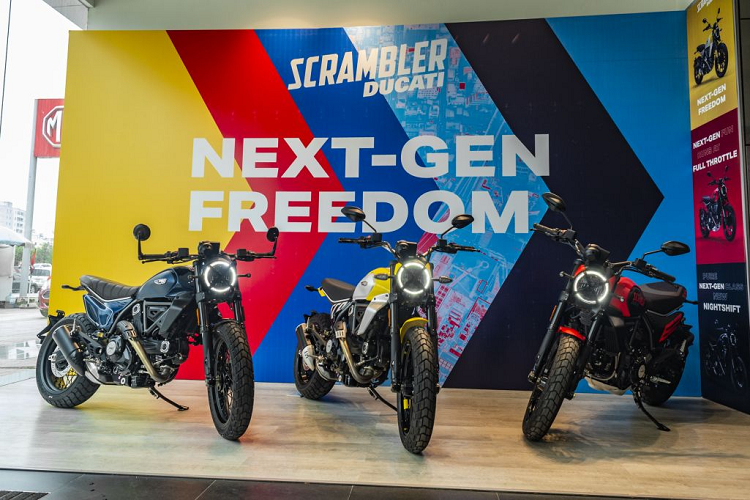 Ducati Scrambler 2023 ra mắt Việt Nam với 3 phiên bản gồm; Icon, Full Throttle và Nightshift - với phong cách khác nhau, nhưng điểm chung là tư thế lái thoải mái và trọng lượng thấp mang đến cho những người sử dụng mọi trải nghiệm tuyệt vời và khả năng mang lại niềm vui khi lái xe trong thành phố cũng như các chuyến đi xa.