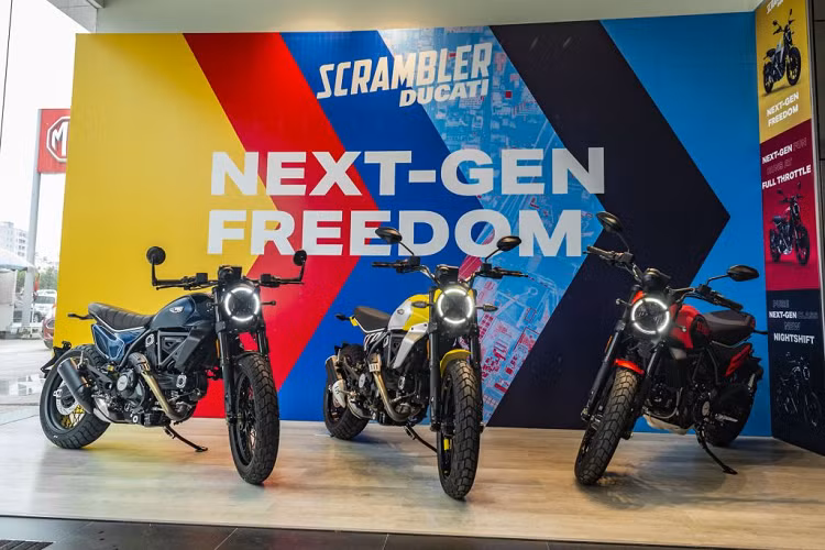Ducati Scrambler 2023 ra mắt Việt Nam với 3 phiên bản gồm; Icon, Full Throttle và Nightshift - với phong cách khác nhau, nhưng điểm chung là tư thế lái thoải mái và trọng lượng thấp mang đến cho những người sử dụng mọi trải nghiệm tuyệt vời và khả năng mang lại niềm vui khi lái xe trong thành phố cũng như các chuyến đi xa.