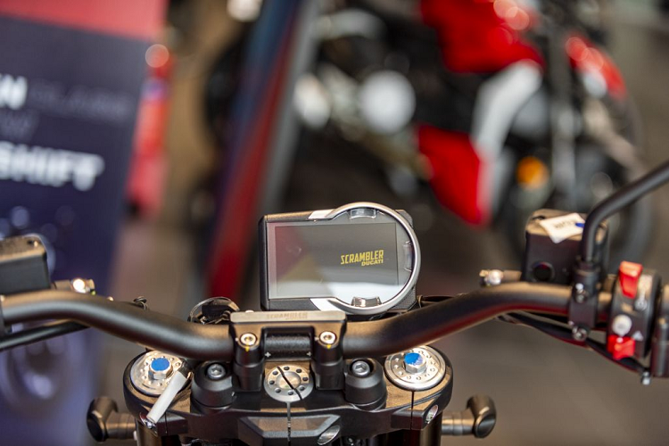 Những cải tiến cho việc điều khiển xe cũng đến từ góc đánh lái tăng nhẹ góp phần giúp xe dễ lái hơn khi lưu thông trong thành phố. Bánh xe được thiết kế với kích thước lần lượt là 18” inch và 17” inch ,ở phía trước và phía sau.