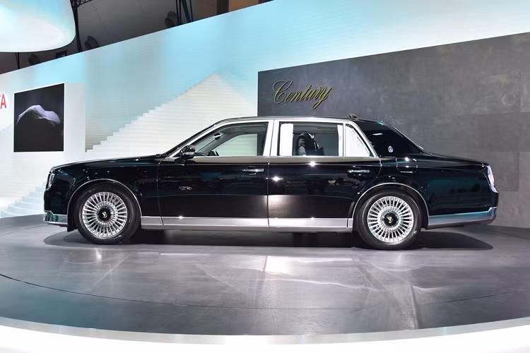 Cung cấp sức mạnh cho Toyota Century SUV hạng sang là khối động cơ 3,5 lít V6 thừa hưởng từ Lexus LC 500h và LS 500h. Toyota cũng dự định bổ sung một phiên bản sử dụng hệ truyền động hybrid.