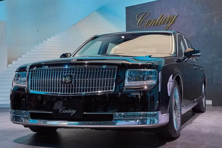 Ra mắt từ năm 1967, Century là mẫu sedan sang trọng nhất gắn logo Toyota. Mẫu xe Toyota Century hạng sang này không được hãng phân phối rộng rãi mà chỉ bán tại thị trường Nhật Bản, nó thường được các quan chức cấp cao, doanh nhân giàu có sử dụng.