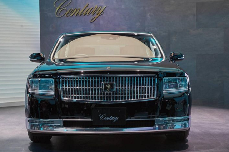 Trong suốt lịch sử phát triển 55 năm, chỉ có 3 thế hệ Toyota Century ra đời. Thế hệ mới nhất ra mắt công chúng năm 2018 nhân dịp kỷ niệm 50 năm ra đời của dòng xe. Với sự sang trọng và hiếm có của mình, giá bán của Toyota Century đương nhiên không hề rẻ, lên tới 152.000 USD (khoảng 3,6 tỷ đồng).