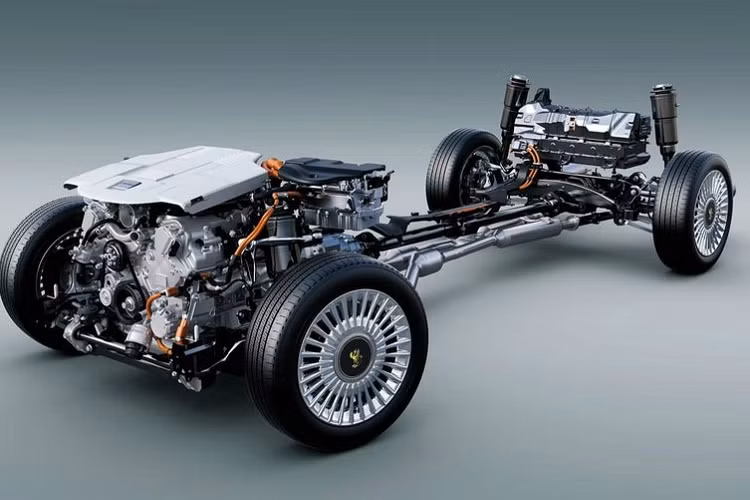 Thông tin này được tạp chí hàng đầu về ôtô ở Nhật Bản Best Car đăng tải mới đây. Các thông tin rò rỉ cho biết Toyota Century SUV 2024 mới có kích thước ngang ngửa với mẫu SUV đầu bảng Land Cruiser với chiều dài lên tới 5.200 mm, rộng 1.950 mm, cao 1.750 mm, đi kèm chiều dài cơ sở khoảng 3m. Trọng lượng của xe khoảng 2.200 kg.