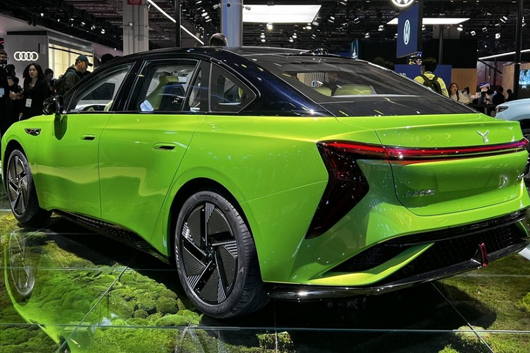 Về ngoại hình, chiếc xe sedan Hồng Kỳ E001 áp dụng thiết kế kiểu gia đình mới của Hongqi New Energy, lưới tản nhiệt khép kín, bộ đèn LED đẹp mắt có tích hợp thêm các khe gió giả, ngoài ra, phần cản trước của xe được làm từ carbon, mang đến sự nổi bật. 