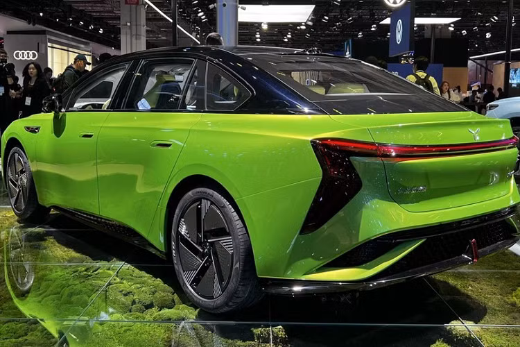 Về ngoại hình, chiếc xe sedan Hồng Kỳ E001 áp dụng thiết kế kiểu gia đình mới của Hongqi New Energy, lưới tản nhiệt khép kín, bộ đèn LED đẹp mắt có tích hợp thêm các khe gió giả, ngoài ra, phần cản trước của xe được làm từ carbon, mang đến sự nổi bật. 