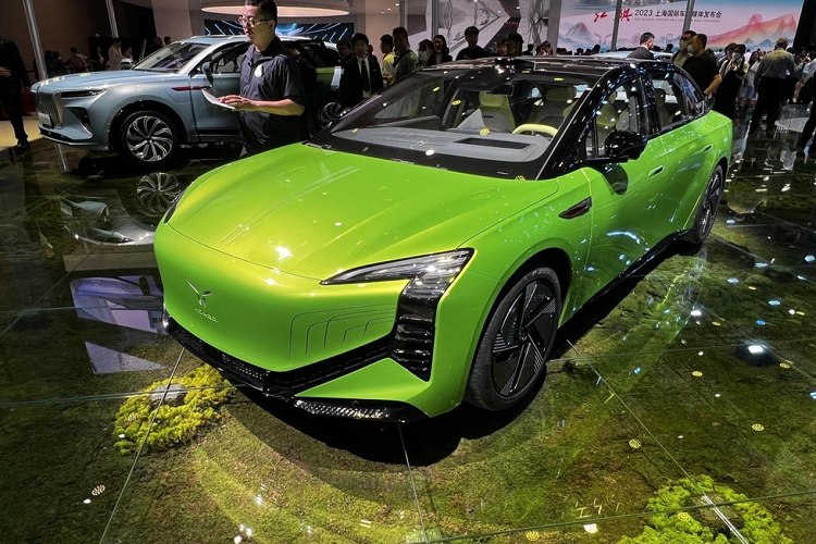 Dù đến tháng 11/2023 mới ra mắt chính thức và công bố giá xe Hồng Kỳ E001, tuy nhiên, ngay từ bây giờ, khách hàng đã có thể đặt mua trước và tận hưởng 7 lợi ích khác nhau với giá cọc chỉ từ 199 nhân dân tệ (tương đương 678.408 đồng).