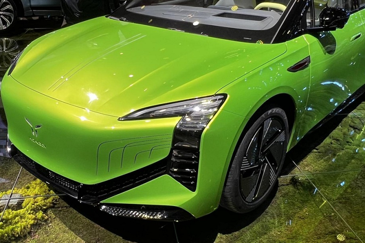 Ở bên hông, Hồng Kỳ E001 gây ấn tượng với bộ la-zăng thiết kế lạ mắt, phần đuôi xe được phóng đại nhất chính là cụm đèn hậu cá tính, kết cấu bên trong tương đối phức tạp, hiệu ứng ánh sáng vào ban đêm được đánh giá là rất ấn tượng.