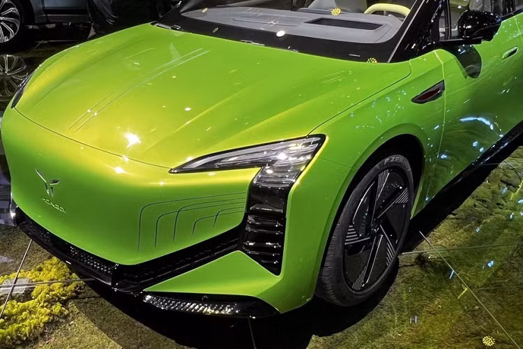 Ở bên hông, Hồng Kỳ E001 gây ấn tượng với bộ la-zăng thiết kế lạ mắt, phần đuôi xe được phóng đại nhất chính là cụm đèn hậu cá tính, kết cấu bên trong tương đối phức tạp, hiệu ứng ánh sáng vào ban đêm được đánh giá là rất ấn tượng.