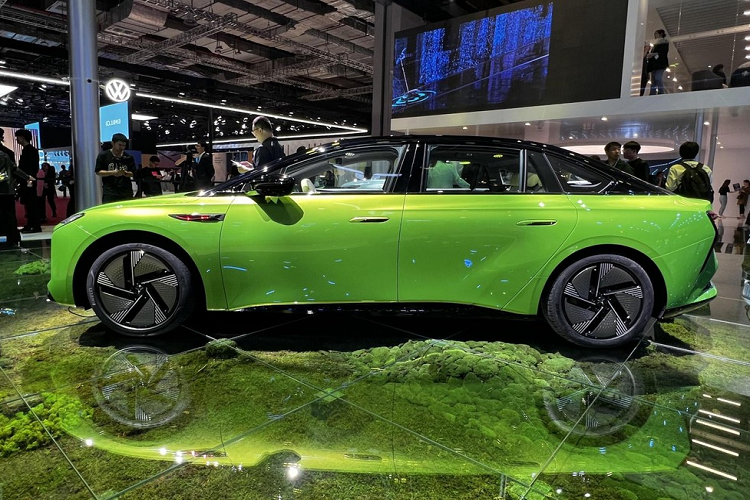 Theo thông báo chính thức từ Hồng Kỳ, ở lần trưng bày E001 này, hãng chỉ nhá hàng với khách còn việc ra mắt chính thức sẽ là vào tháng 11 năm 2023, chính vì điều này mà khách hàng cũng như truyền thông không được tiết cận nhiều về nội thất của xe. 