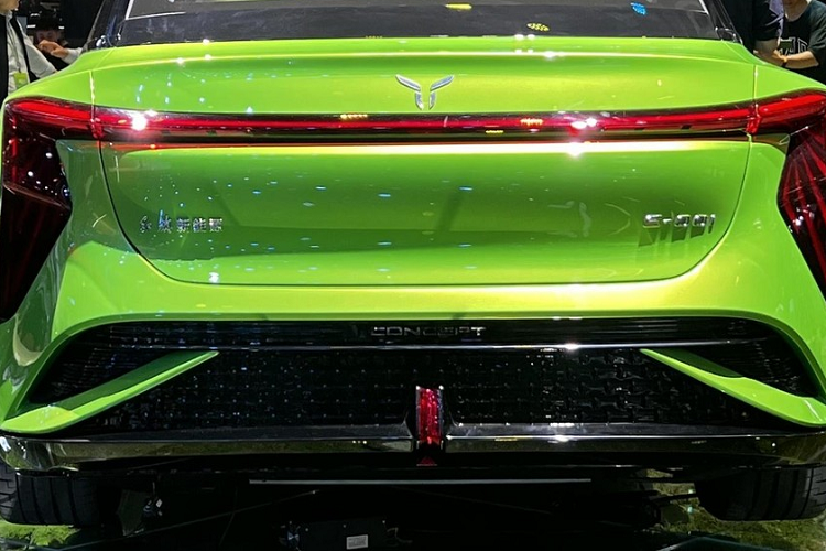 Những hình ảnh ít ỏi về nội thất của xe Hồng Kỳ E001 cho thấy, chiếc sedan chạy hoàn toàn bằng điện được trang bị màn hình kép cong 6+15,5 inch, ngoài ra xe còn được trang bị hệ thống hiển thị trên kính lái AR HUD. Vô-lăng đa chức năng 5 chấu kép được sử dụng trên chiếc xe này cũng mang phong cách thiết kế tương lai.