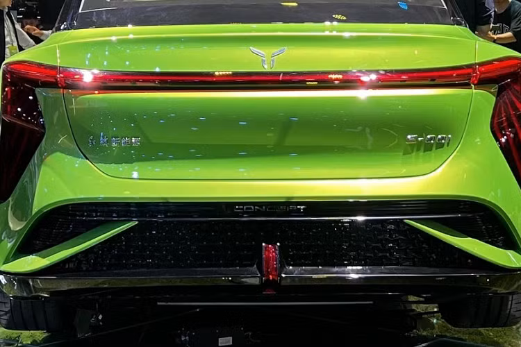 Những hình ảnh ít ỏi về nội thất của xe Hồng Kỳ E001 cho thấy, chiếc sedan chạy hoàn toàn bằng điện được trang bị màn hình kép cong 6+15,5 inch, ngoài ra xe còn được trang bị hệ thống hiển thị trên kính lái AR HUD. Vô-lăng đa chức năng 5 chấu kép được sử dụng trên chiếc xe này cũng mang phong cách thiết kế tương lai.