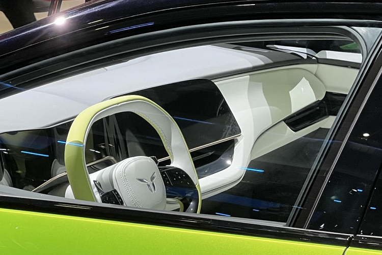 Hồng Kỳ E001 được trang bị động cơ kép phía trước và phía sau, tổng công suất của xe là 610 mã lực và mô-men xoắn cực đại lên đến 756 Nm. Chiếc xe điện này có thể tăng tốc từ vị trí xuất phát lên 100 km/h chỉ trong thời gian là 3,9 giây.