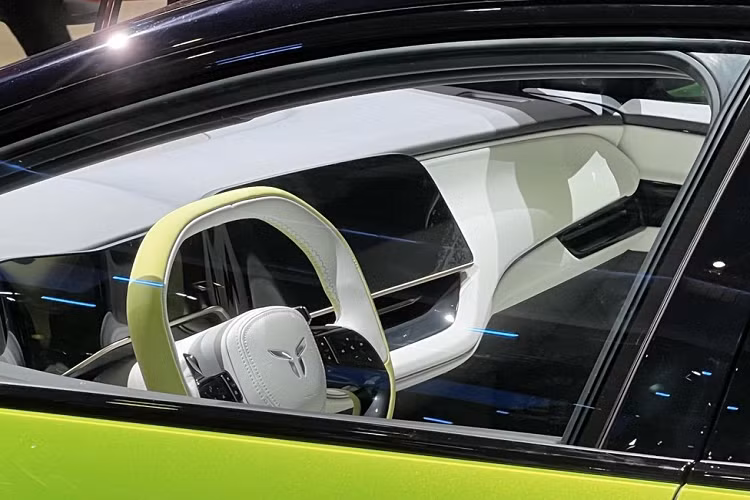 Hồng Kỳ E001 được trang bị động cơ kép phía trước và phía sau, tổng công suất của xe là 610 mã lực và mô-men xoắn cực đại lên đến 756 Nm. Chiếc xe điện này có thể tăng tốc từ vị trí xuất phát lên 100 km/h chỉ trong thời gian là 3,9 giây.