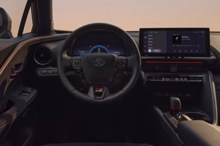 Ở các bản cao cấp hơn, xe sẽ dùng vành la-zăng có đường kính từ 18 - 20 inch. Ngoài ra, bản cao cấp còn có thêm sưởi ghế trước, vô lăng bọc da tổng hợp tích hợp sưởi, đèn viền nội thất, cửa cốp chỉnh điện, sạc điện thoại không dây, hệ thống âm thanh JBL 9 loa... 