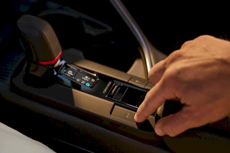 Tương tự các mẫu xe Toyota đời mới, C-HR 2024 cũng được trang bị nhiều tính năng an toàn chủ động ADAS như kiểm soát chân ga, hỗ trợ lái chủ động, hỗ trợ đánh lái, hỗ trợ chuyển làn đường...