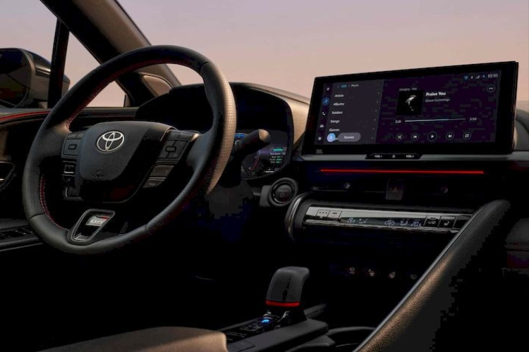 Toyota C-HR 2024 có màn hình cảm ứng trung tâm 12,3 inch, màn hình hiển thị thông tin kính lái HUD và cửa sổ trời toàn cảnh. Ghế của xe sẽ được bọc da tổng hợp, da tổng hợp pha Alcantara, da tổng hợp pha Alcantara/nỉ hoặc da thật, tùy phiên bản.