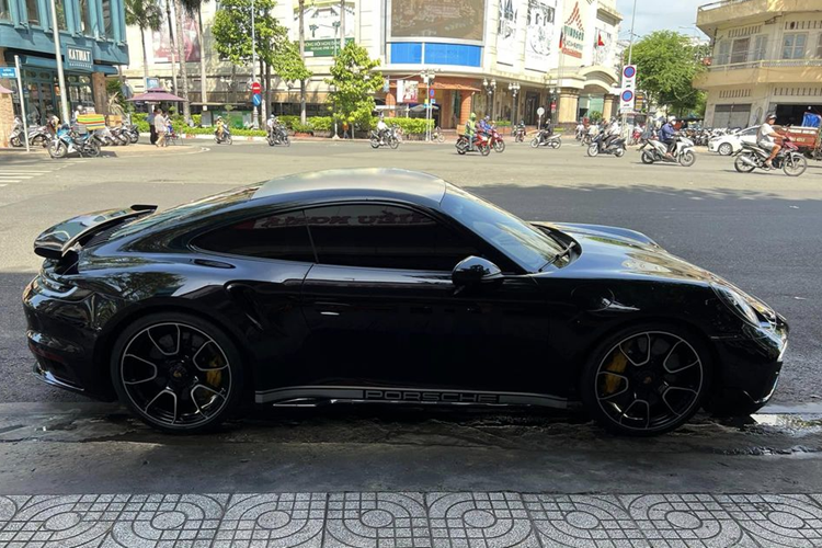 Theo đó, Porsche 911 Turbo 992 đã có điểm “dừng chân” là showroom xe của người chuyên mua/bán các dòng xe thể thao, xe sang cho ông Đặng Lê Nguyên Vũ. Nhờ vậy mà giới mê xe có cơ hội được “mục sở thị” siêu phẩm nước Đức “bằng xương bằng thịt”.