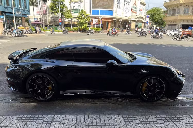 Theo đó, Porsche 911 Turbo 992 đã có điểm “dừng chân” là showroom xe của người chuyên mua/bán các dòng xe thể thao, xe sang cho ông Đặng Lê Nguyên Vũ. Nhờ vậy mà giới mê xe có cơ hội được “mục sở thị” siêu phẩm nước Đức “bằng xương bằng thịt”.