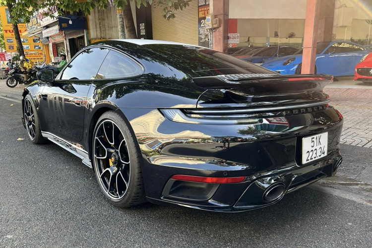 Nội thất của chiếc Porsche 911 Turbo 922 trong bài được bọc hoàn toàn bằng da màu đen, dây đai an toàn màu vàng, trang trí nhựa sần 3D và carbon. Ghế thể thao chỉnh điện 18 hướng và màn hình cảm ứng trung tâm PCM có kích thước 10,9 inch. Porsche 911 Turbo 992 là 1 chiếc coupe 2+2, vì thế xe có thêm 2 hàng ghế sau.