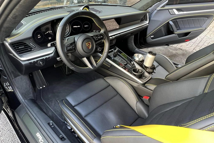 Porsche 911 Turbo 992 của “Qua” có màu sơn ngoại thất đen “bóng bẩy” với điểm nhấn phần nóc màu trắng dán bằng đề-can. So với giá bán chính hãng, chiếc xe của ông Đặng Lê Nguyên Vũ đắt hơn 2 tỷ đồng vì sở hữu thêm các tuỳ chọn. Đầu tiên phải kể đến gói Sport design ở ngoại thất có giá 400 triệu đồng, giúp cho chiếc xe trở nên mạnh mẽ, hầm hố hơn.