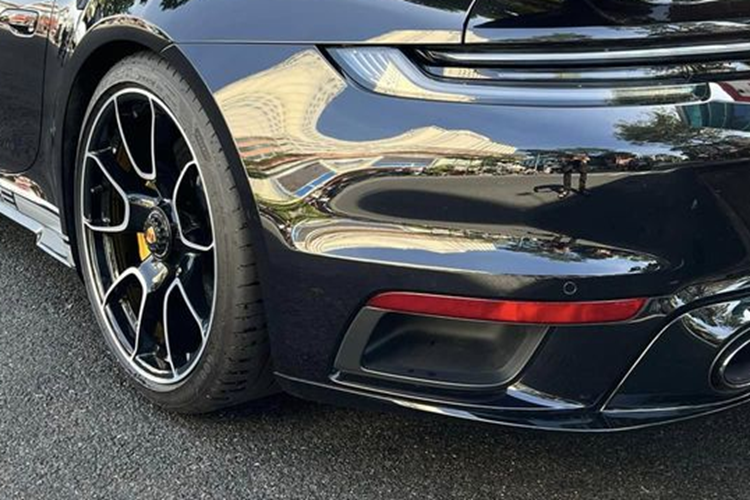 Là phiên bản hiệu suất cao của Porsche 911 tiêu chuẩn, 911 Turbo được trang bị thêm body kit hầm hố, ốp và bộ chia gió ở cản trước, cánh gió sau lớn giúp tăng lực ép xuống đường khi xe chạy ở tốc độ cao. Ở bên sườn, vòm bánh xe sau được thiết kế loe rộng ra, cùng với đó là có thêm hốc gió lớn, đảm bảo tính khí động học cho Porsche 911 Turbo 922.