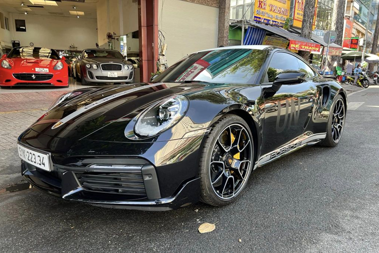 Tuy nhiên, sau khi bổ sung nhiều trang bị tuỳ chọn, giá trị thực tế của chiếc Porsche 911 Turbo 992 giá tới 15 tỷ đồng. Sau một thời gian rước “siêu ngựa” về dinh, mới đây ông Đặng Lê Nguyên Vũ đã bất ngờ đưa Porsche 911 Turbo 992 “xuống núi”.