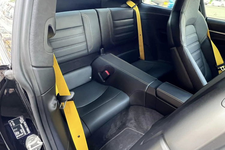 Theo đó, nội thất xe được khâu chỉ vàng tương phản có giá 230 triệu đồng. Ngoài ra, xe còn có nhiều tùy chọn khác ở cả nội lẫn ngoại thất. Porsche 911 Turbo 922 có kích thước dài, rộng, cao lần lượt 4.535 x 1.900 x 1.303 (mm), chiều dài trục cơ sở 2.450 mm.