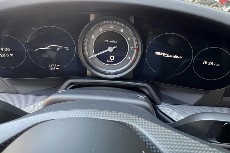 Nói đến tuỳ chọn đắt giá nhất trên chiếc xe này của “Qua” thì phải kể đến bộ mâm 911 Turbo S Exclusive Design được sơn 2 màu có giá hơn 450 triệu đồng và hệ thống phanh Porsche Ceramic Composite Brake (PCCB) có giá 695 triệu đồng. Không chỉ có ngoại thất, bên trong cabin Porsche 911 Turbo 992 cũng được ông Đặng Lê Nguyên Vũ tuỳ biến theo sở thích.