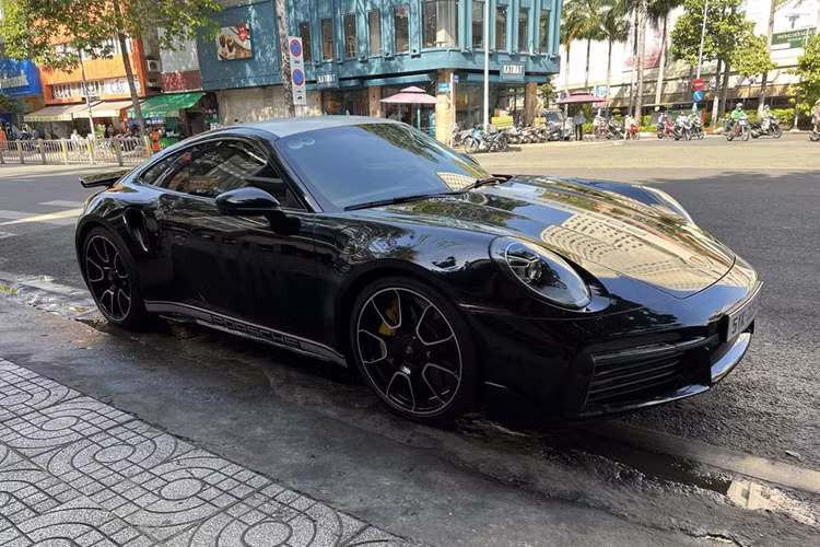 Theo tìm hiểu, chiếc Porsche 911 Turbo 992 của Đặng Lê Nguyên Vũ cùng lúc với chiếc Porsche 911 Turbo S Cabriolet và đều được mua chính hãng tại Việt Nam. Mức giá xe Porsche 911 Turbo 992 mới cho bản tiêu chuẩn từ 13 tỷ đồng.
