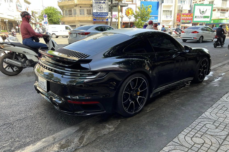 Về truyền động, Porsche 911 Turbo 922 được trang bị khối động cơ 6 xi-lanh 3.8L, sản sinh công suất tối đa 572 mã lực, mô-men xoắn cực đại 750 Nm tại 2.250 - 4.500 vòng/phút đi kèm hộp số PDK 8 cấp.