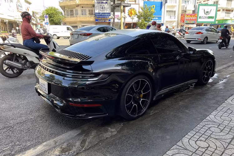 Về truyền động, Porsche 911 Turbo 922 được trang bị khối động cơ 6 xi-lanh 3.8L, sản sinh công suất tối đa 572 mã lực, mô-men xoắn cực đại 750 Nm tại 2.250 - 4.500 vòng/phút đi kèm hộp số PDK 8 cấp.