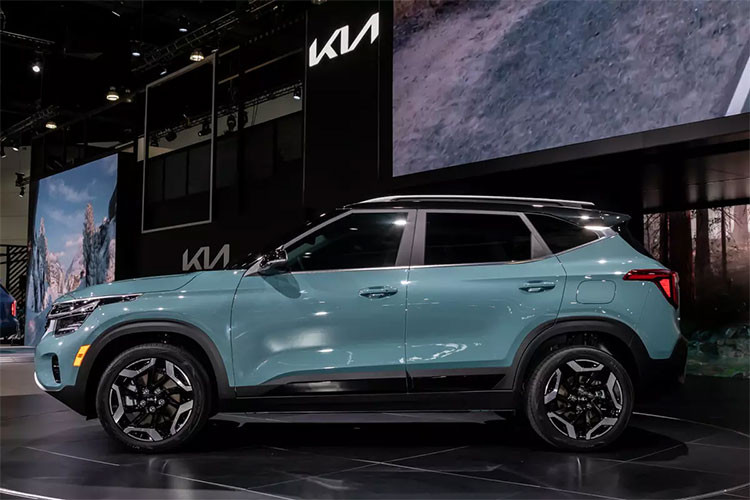 Trong đó, thiết kế ngoại thất của mẫu xe SUV Kia Seltos 2024 nâng cấp tại thị trường Ấn Độ được áp dụng phong cách tương tự ôtô điện Kia EV9. Đây cũng là phong cách thiết kế được dùng cho Kia Morning, Sorento và Carnival mới.