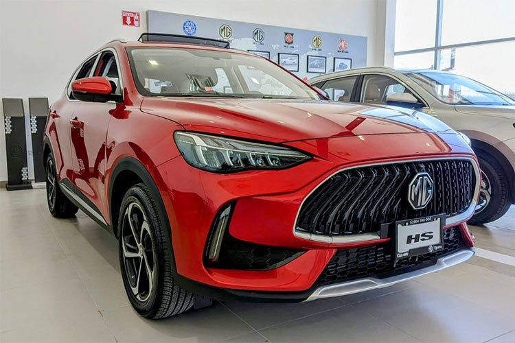 Với cụm pin lithium-ion 16,6 kW, xe có thể di chuyển quãng đường lên tới 67 km hoàn toàn bằng động cơ điện. Đáng chú ý, phía đại lý cũng tiết lộ rằng mẫu sedan cỡ D MG7 sẽ về nước trong quý cuối năm 2023. Thêm vào đó là tin đồn MG4 cũng sẽ về Việt Nam vào thời điểm tương tự.