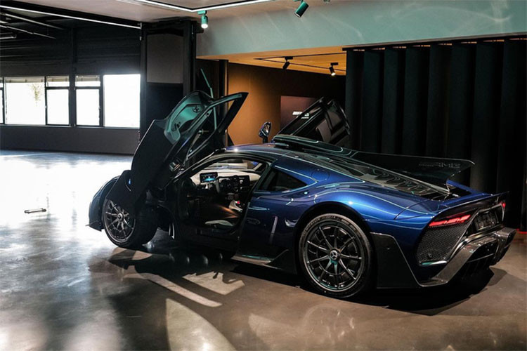 Hệ thống cánh gió khí động học phía sau cũng được điều khiển điện với 3 mức độ: Highway, Track và Race DRS. Cơ cấu này là một điểm đặc trưng trên những mẫu xe F1. Chiếc Mercedes-AMG ONE này sở hữu tùy chọn bộ la-zăng siêu nhẹ 9 chấu được làm từ hợp kim magnesium, tích hợp tấm che khí động học bằng sợi carbon.