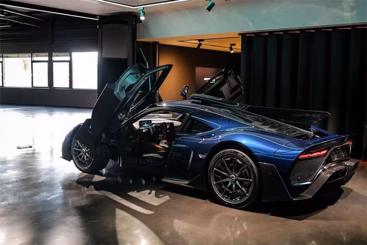 Hệ thống cánh gió khí động học phía sau cũng được điều khiển điện với 3 mức độ: Highway, Track và Race DRS. Cơ cấu này là một điểm đặc trưng trên những mẫu xe F1. Chiếc Mercedes-AMG ONE này sở hữu tùy chọn bộ la-zăng siêu nhẹ 9 chấu được làm từ hợp kim magnesium, tích hợp tấm che khí động học bằng sợi carbon.