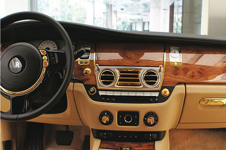 Chiếc xe siêu sang Rolls-Royce Ghost của Trịnh Văn Quyết có một đặc điểm “độc nhất vô nhị” khiến bất cứ ai nhìn thấy cũng khó lòng mà quên được, đó chính là các chi tiết mạ vàng 24k ở phần ngoại và nội thất đến từ hãng độ danh tiếng Real Gold Group tại Đức .