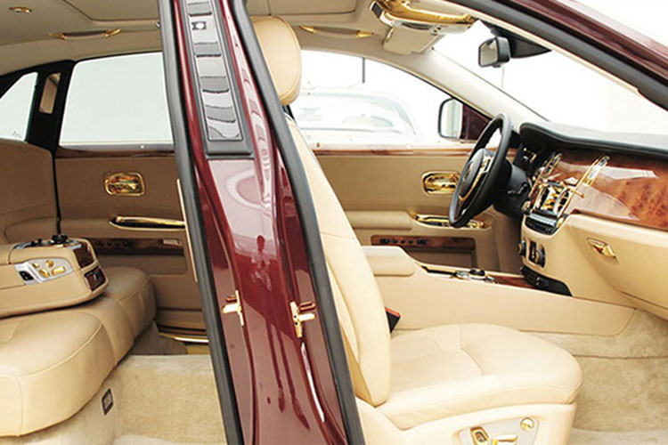 Được biết, chiếc Rolls-Royce Ghost mạ vàng của Trịnh Văn Quyết được mang về nước vào năm 2013 bởi Giám đốc Rolls-Royce tại Việt Nam. Tuy nhiên vào thời điểm đó xe chưa được ra biển số ngay, mà phải 5 năm sau mới tìm được chủ nhân và được đem đi đăng ký.