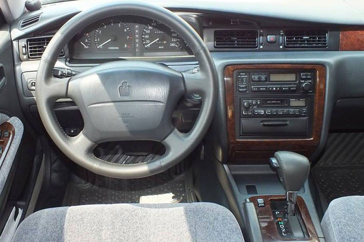 Các trang bị của Toyota Crown 2001 gồm có cửa sổ kính chỉnh điện, đầu đọc CD, hệ thống giải trí FM Radio, điều hòa chỉnh cơ 2 vùng, ghế chỉnh cơ, gương chiếu hậu chỉnh điện...