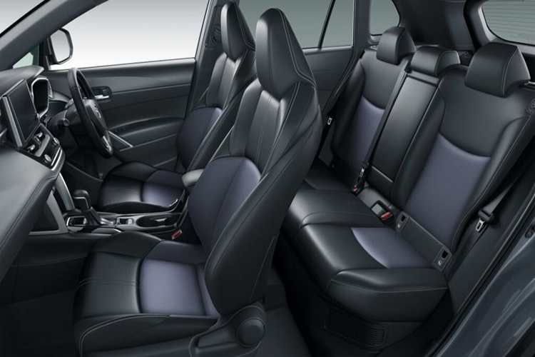 Không gian nội thất của Toyota Corolla Cross 2024 cũng có những thay đổi về mặt trang bị với màn hình thông tin giải trí 10,5 inch mới và cụm đồng hồ kỹ thuật số TFT 12,3 inch.
