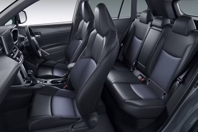 Không gian nội thất của Toyota Corolla Cross 2024 cũng có những thay đổi về mặt trang bị với màn hình thông tin giải trí 10,5 inch mới và cụm đồng hồ kỹ thuật số TFT 12,3 inch.