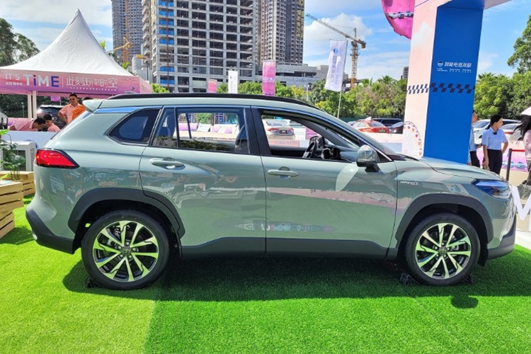 Xe được phân phối tại Nhật Bản với 8 tùy chọn về màu sắc, bao gồm cả màu xám mới. Giá xe Toyota Corolla Cross 2024 dao động từ 2.184.000 - 3.459.000 yên (tương đương 358 - 567 triệu đồng).