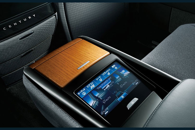 Ngoài ra, xe còn có gói công nghệ an toàn chủ động Toyota Safety Sense tiêu chuẩn, bao gồm những tính năng như hệ thống phát hiện điểm mù, cảnh báo hỗ trợ đỗ xe, hệ thống ngăn va chạm sớm, cảnh báo chuyển làn đường, kiểm soát hành trình bằng radar và đèn pha thích ứng...