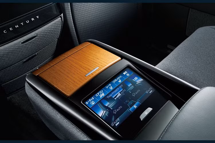 Ngoài ra, xe còn có gói công nghệ an toàn chủ động Toyota Safety Sense tiêu chuẩn, bao gồm những tính năng như hệ thống phát hiện điểm mù, cảnh báo hỗ trợ đỗ xe, hệ thống ngăn va chạm sớm, cảnh báo chuyển làn đường, kiểm soát hành trình bằng radar và đèn pha thích ứng...